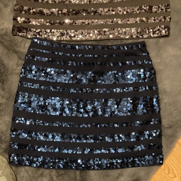 2 Express xs sequin skirts gray and blue - Picture 5 of 6